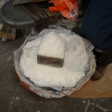 塩を量り売りしています。