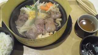 黒毛和牛が1260円、地元の人はコロッケやサラダを頼む