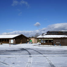 右手が知床フィールドハウス。この建物の中から出発します。