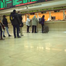 こちらは近郊列車専用、列はいつも長い。かなり待つ覚悟が必要