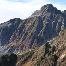 北穂高岳の山頂に小屋があります