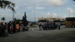 空港西出口をでたところ