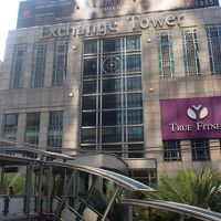 駅からエクスチェンジタワーを抜けるとホテルへの近道になる