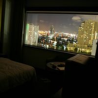 客室から見えるチャオプラヤ川と夜景