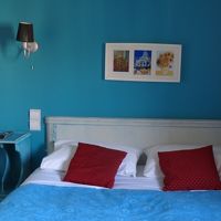 色鮮やかで清潔な部屋でした