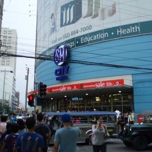 電車からも目立ちます!　この青ガラスの外観が・・・