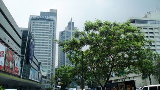 アヤラ駅に直結！