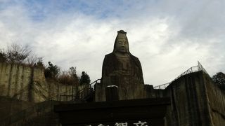 大谷石で囲まれた公園