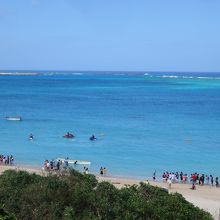 目の前にビーチがあり海が青い