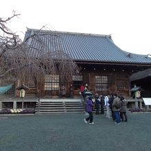 本堂　綺麗に並んで参拝です。