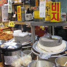 豆腐を作っています。