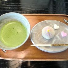 店内に喫茶室があります