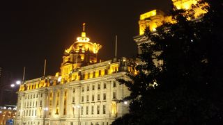 ライトアップが映える上海浦東発展銀行