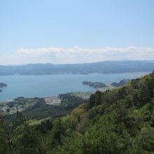陸前高田市（右端の陸地部分）と広田湾