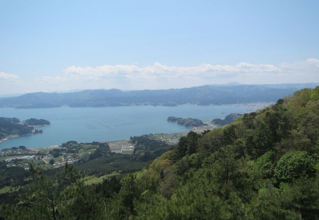 陸前高田と大船渡の山並みやリアス式海岸を一望できます。