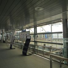電車の改札を出れば空港と直結です
