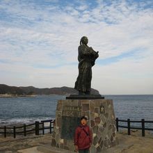 合掌して海を見つめる龍馬像