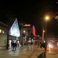 夜のホテルと周辺マーケット