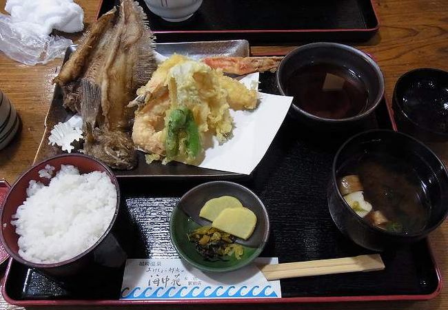 天ぷら定食。カニも入ってますよ。
