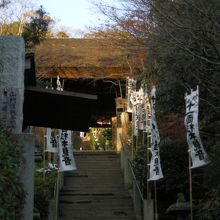 参道を下から見上げました。中央の石段はすり減っています。