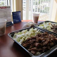 ワイキキショアの１階にあるステーキ弁当は格安なのに美味しい