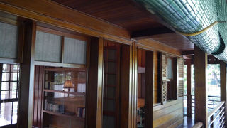 質素なたたずまい