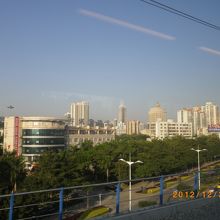 新開通区間は珠海市街の外一杯を高架で走ります。