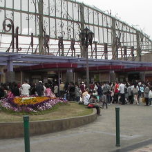入場券購入で入口は大混雑…