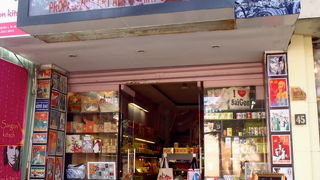 フランス人がデザインする　プロパガンダ商品が面白い　ベトナムカラー満載のグッズが面白い