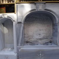 入口脇に、何故か共同水道…