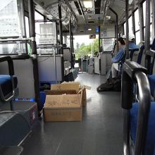 社内。　バスは宅急便も兼ねているようす