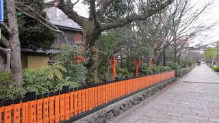 石畳の道と朱色の欄干