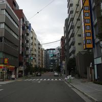 向かいにコンビニがあります