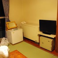 冷蔵庫、薄型テレビ、金庫、栓抜きがあります。