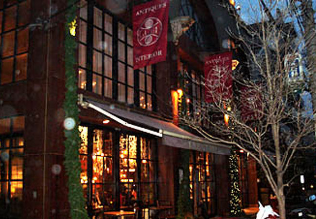 大きなアンティーク家具屋の中にあるカフェ