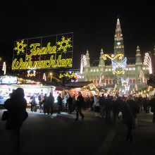 沢山の人で賑っています。