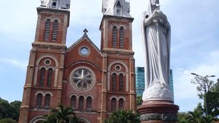 フランス統治時代の影響が色濃く残るサイゴン大教会