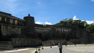 石組みの要塞の様な陵墓