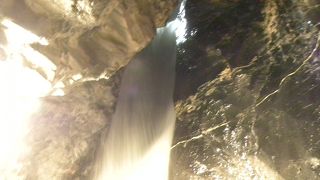 洞窟の中の滝
