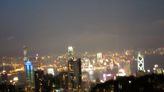 登り降りのケーブルカーは大混雑