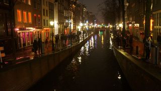 昼間でもあやしいエリア　歩くときはカメラはしまいましょう。