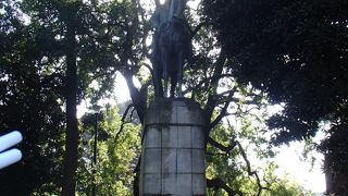 大山巌の銅像が九段坂・牛ケ淵のお濠沿いにあります。