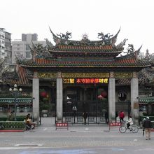 電光掲示板が雰囲気を壊します…