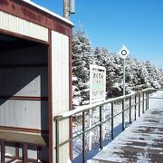 板張りの無人駅