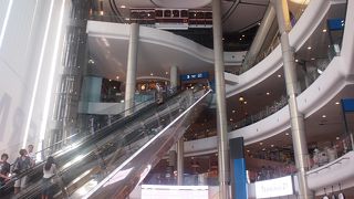 新しくてきれいなショッピングセンター