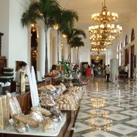 回廊にはｃａｆｅが・・・ここで寛ぐのまた素晴らしい！