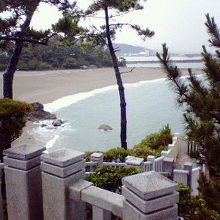 岸壁の上のお堂に登ると、これまたいい眺めです。