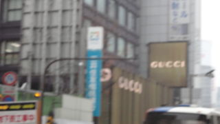 新宿でもかなり目立つ店構えです