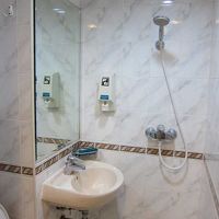 すぐ隣はトイレ。狭い。