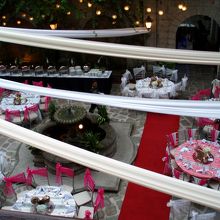 中庭では結婚式の披露宴会場の設営！